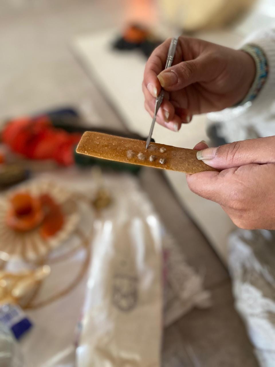 Preparación del kambô sobre la varilla de madera tradicional